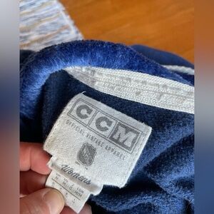 Women's Canucks Hoodie ( medium )